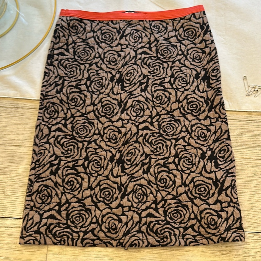 Beautiful black and tan rose fitted skirt